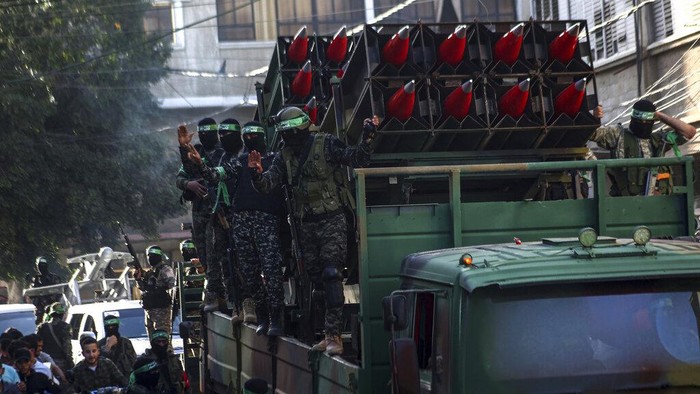 Ribuan petempur Hamas mengadakan parade militer di Jalur Gaza bagian selatan. Parade militer dilakukan setelah seminggu gencatan senjata dengan Israel.