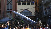 Parade militer ini menjadi tontonan warga setempat. AP Photo/Yousef Masoud.