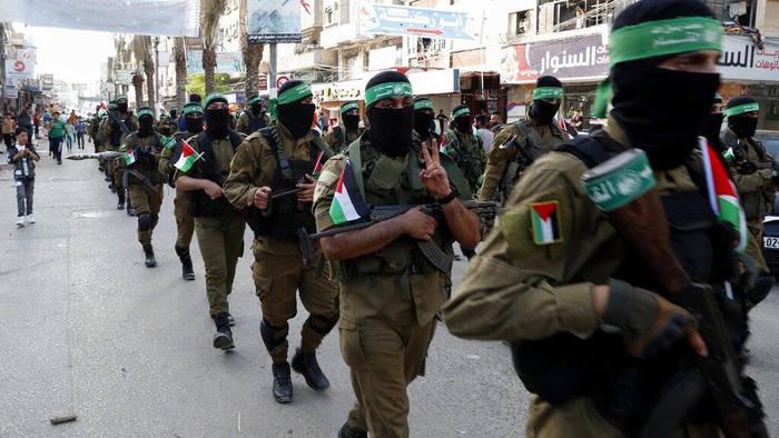 Ribuan petempur Hamas mengadakan parade militer di Jalur Gaza bagian selatan. Parade militer dilakukan setelah seminggu gencatan senjata dengan Israel.