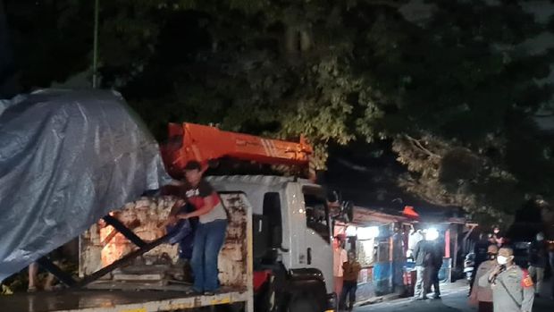 Helikopter yang jatuh di Danau Buperta diangkut menggunakan towing ke PT Ginesha Dirgantara Helikopter yang jatuh di Danau Buperta diangkut menggunakan towing ke PT Ginesha Dirgantara