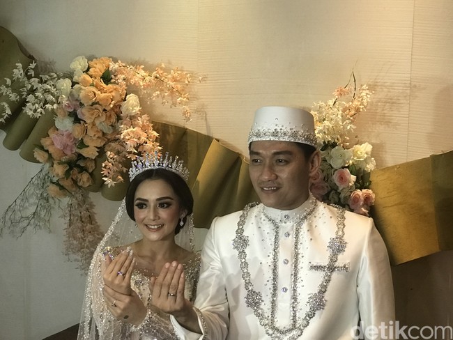 Dalam pernikahannya, penyanyi dengan nama asli Riefan Fajarsyah itu memberikan mas kawin fantastis untuk Citra.  Ifan Seventeen memberikan logam mulia 40 gram dan uang senilai $3.500 atau sekitar Rp 50 jutaan beserta satu cincin kawin berlian juga seperangkat alat salat sebagai mas kawin. Foto: dyah paramita saraswati