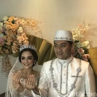 Dalam pernikahannya, penyanyi dengan nama asli Riefan Fajarsyah itu memberikan mas kawin fantastis untuk Citra.  Ifan Seventeen memberikan logam mulia 40 gram dan uang senilai $3.500 atau sekitar Rp 50 jutaan beserta satu cincin kawin berlian juga seperangkat alat salat sebagai mas kawin. Foto: dyah paramita saraswati