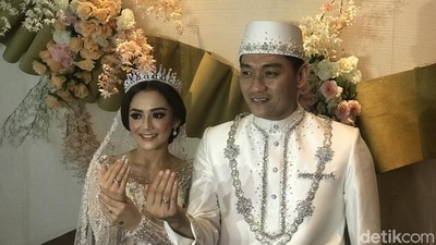 Senyum Semringah Ifan Seventeen dan Citra Monica Usai Menikah