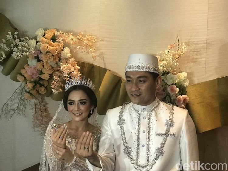 Senyum Semringah Ifan Seventeen dan Citra Monica Usai Menikah