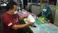 Elly Susilowati pemilik sepasang burung love bird split YF ini, mengaku bersyukur koleksi burung love bird yang dirawat selama satu tahun dibarter dengan mobil Honda CRV.