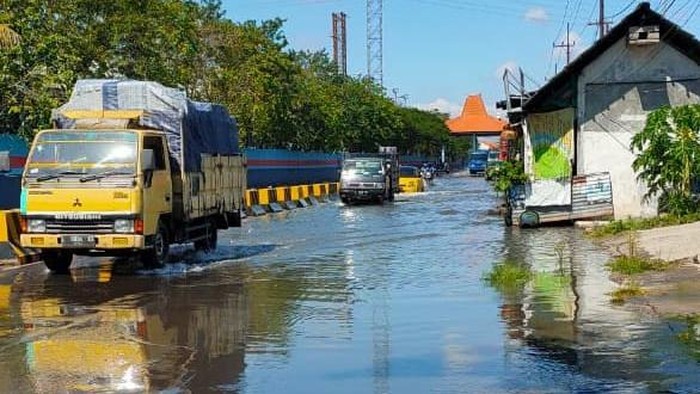 jalan kalimas surabaya diterjang banjir rob