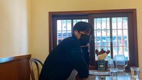 Aktor berusia 29 tahun (usia Korea) ini juga aktif di Instagram. Ia kerap mengunggah momen kuliner dengan gaya kerennya. Foto: Instagram @juanxkui