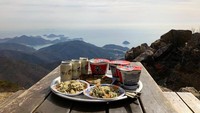 Wisata ke pegunungan, Jang Ki Young dan rekannya tampak menikmati dua porsi nasi goreng. Ada 3 cup ramyeon juga di sana. Foto: Instagram @juanxkui