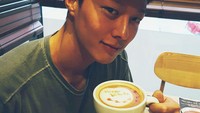 Pergi ke kafe, Jang Ki Young pasti memesan kopi. Saat itu cappuccino yang ia pesan. Foto: Instagram @juanxkui
