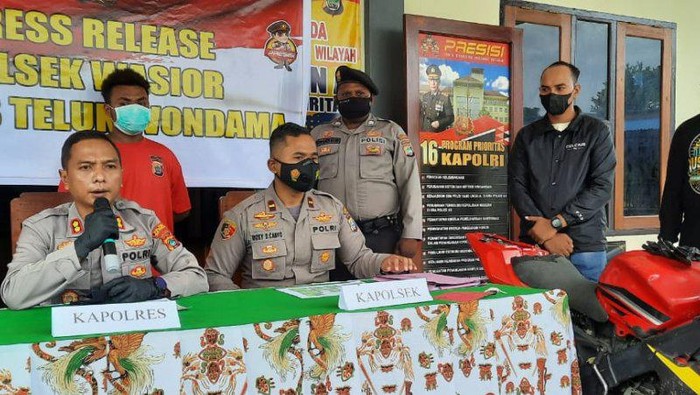 Kapolres Teluk Wondama bersama penyidik saat memberikan keterangan terkait dengan pelaku BSK yang melakukan pencurian dan pembakaran rumah tetangganya