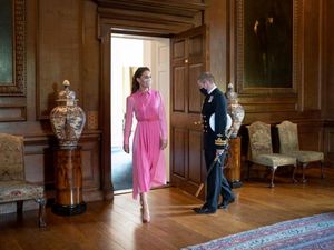 Cantik Bergaun Pink, Cara Manis Kate Middleton Hibur Anak Pasien Leukimia