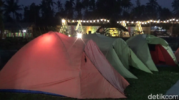 Untuk menuju lokasi wisata di kaki Gunung Semeru ini, pengunjung bisa menggunakan kendaraan roda dua maupun empat. Para wisatawan bisa menginap di sebuah tenda yang cukup untuk dua orang. (Nur Hadi Wicaksono/detikTravel) Untuk menuju lokasi wisata di kaki Gunung Semeru ini, pengunjung bisa menggunakan kendaraan roda dua maupun empat. Para wisatawan bisa menginap di sebuah tenda yang cukup untuk dua orang. (Nur Hadi Wicaksono/detikTravel)