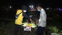 Selain bermalam di tenda di samping kolam renang, suasana malam sambil membakar jagung dan menikmati bersama keluarga di kaki Gunung Semeru sangat menyenangkan dan wajib traveler coba. (Nur Hadi Wicaksono/detikTravel)