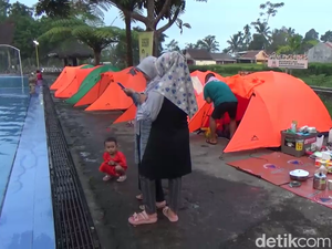 Kemping di Pinggir Kolam Lumajang di Kaki Gunung Semeru