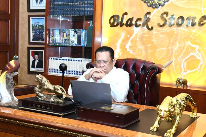 Ketua MPR RI Bambang Soesatyo mengatakan walaupun sejak awal kelahirannya pada 76 tahun yang lalu, Pancasila telah ditasbihkan sebagai pandangan hidup bangsa dan dasar negara, namun masih saja ditemui pandangan yang mempertanyakan, bahkan mengabaikan kehadiran Pancasila. Padahal, kedudukan Pancasila sebagai dasar negara memiliki pijakan legalitas yang kuat.