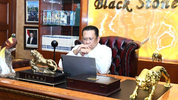 Ketua MPR RI Bambang Soesatyo mengatakan walaupun sejak awal kelahirannya pada 76 tahun yang lalu, Pancasila telah ditasbihkan sebagai pandangan hidup bangsa dan dasar negara, namun masih saja ditemui pandangan yang mempertanyakan, bahkan mengabaikan kehadiran Pancasila. Padahal, kedudukan Pancasila sebagai dasar negara memiliki pijakan legalitas yang kuat.