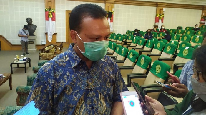 Ketua Satgas Penanganan COVID-19 Provinsi Bali, Dewa Made Indra di Fakultas Kedokteran Universitas Udayana (FK Unud), Sabtu (29/5/2021)