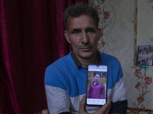 Kisah Ayah di Kashmir yang Terus Menggali Tanah untuk Temukan Putranya