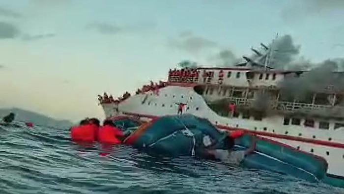 KM Karya Indah mengalami insiden kebakaran di tengah lautan Maluku Utara. Ada 181 orang penumpang di atas kapal tersebut (Screenshot video viral)