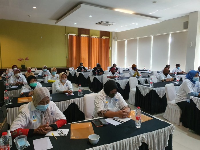 BRI terus mendorong agar pelaku usaha mikro, kecil dan menengah (UMKM) di Indonesia semakin melek digital dan naik kelas. Terbaru, bank plat merah tersebut menggelar kegiatan pelatihan dan pemberdayaan bagi para pelaku UMKM yang tergabung dalam Kelompok Usaha Bersama (KUBE) di Purwodadi, Kabupaten Grobogan, Jawa Tengah.