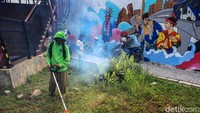 Rumput dipotong agar kawasan JPO terlihat rapi.
