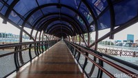 Jembatan penyeberangan orang ini dibangun ramah untuk penyandang disabilitas.