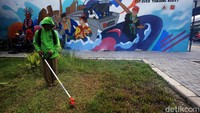 Mural bertema Jakarta membuat dinding di kawasan JPO terlihat cantik.