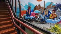 JPO menghubungkan kedua sisi jalan raya Pasar Minggu yang tak bisa dilalui oleh pejalan kaki karena terdapat penutupan rel kereta api di tengahnya. 