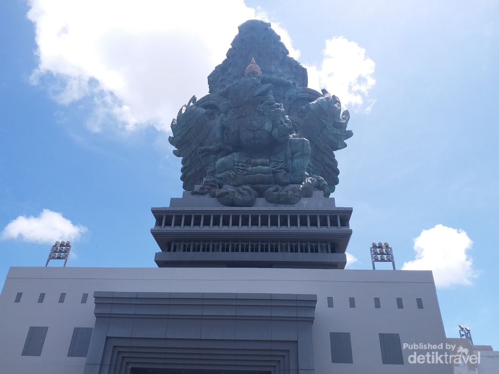 Patung Garuda Wisnu Kencana memiliki tinggi 120.9 meter dan lebar 64 meter