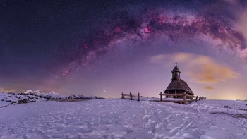 Our Lady of the Snows karya Uroš Fink. Foto Milky Way ini diambil di Velika Planina, Slovenia yang lokasinya berada 1.500 meter di atas permukaan laut. Foto: Uroš Fink/Milky Way Photographer of the Year