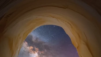 Chamber of Light karya Spencer Welling. Foto ini diambil di tebing Grand Staircase-Escalante yang berada di area gurun negara bagian Utah, Amerika Serikat. Foto: Spencer Welling/Milky Way Photographer of the Year