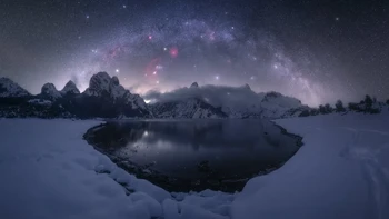 Riaño karya Pablo Ruiz. Foto ini diambil di Riaño Mountain Reservoir di Spanyol dalam kondisi temperatur yang ekstrem yaitu -10 derajat Celsius. Lensa kamera yang digunakan Ruiz bahkan sempat membeku dan ia kesulitan mengambil gambar. Foto: Pablo Ruiz/Milky Way Photographer of the Year