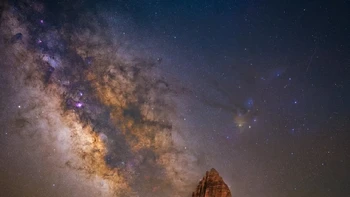 Temple of the Sun karya Bryony Richards. Foto ini diambil di Reef National Park di negara bagian Colorado, AS saat menjelang fajar. Foto: Bryony Richards/Milky Way Photographer of the Year