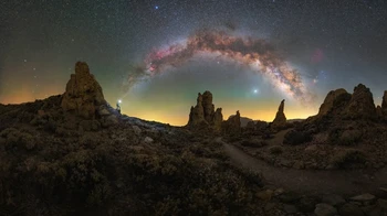 Rising from the Dust karya Lorenzo Ranieri Tenti. Foto ini diambil di Teide Volcano National Park di Kepulauan Canary, Spanyol. Foto: Lorenzo Ranieri Tenti/Milky Way Photographer of the Year