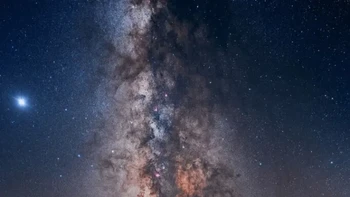 When All the Stars Align karya Kelly Teich. Foto ini diambil di dekat Danau Mammoth di California, AS di mana Milky Way terlihat sejajar dengan puncak gunung. Foto: Kelly Teich/Milky Way Photographer of the Year