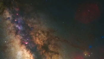 GranTeCan karya Antonio Solano. Foto ini diambil di Roque de Los Muchachos yang merupakan titik tertinggi di Pulau La Palma, Spanyol. Bangunan dengan atap bulat di foto itu adalah Observatorium Roque de Los Muchachos. Foto: Antonio Solano/Milky Way Photographer of the Year