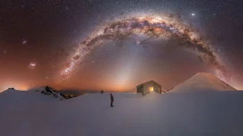 Mt. Taranaki Milky Way karya Larryn Rae. Foto ini diambil di Puncak Fanthams di Gunung Taranaki, Selandia Baru. Rae harus mendaki selama empat jam untuk mencapai ketinggian 2.000 meter dan harus bertahan di suhu -15 derajat. Foto: Larryn Rae/Milky Way Photographer of the Year