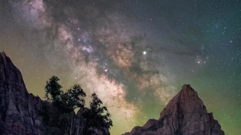 The Watchman karya Brandt Ryder. Foto ini diambil di Zion National Park di Utah, AS. Foto: Brandt Ryder/Milky Way Photographer of the Year