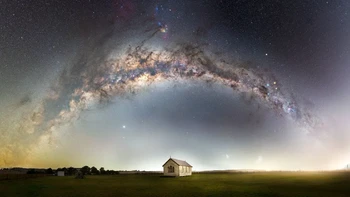 Heavens Above karya John Rutter. Foto Milky Way ini diambil di Hunter Valley, Australia dengan bangunan gereja tua di depannya. Foto: John Rutter/Milky Way Photographer of the Year
