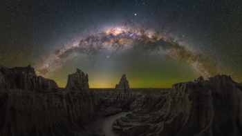Dragons Lair karya Daniel Thomas Gum. Foto ini diambil di Mungo, Australia. Foto: Daniel Thomas Gum/Milky Way Photographer of the Year
