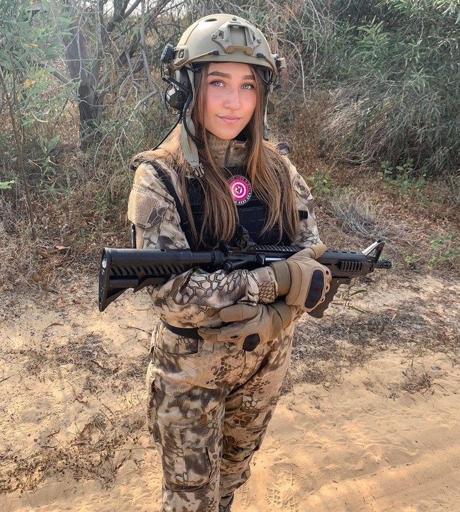 Belakangan wanita cantik ini sering membagikan videonya saat berseragam dengan lagu atau efek yang sedang tren di TikTok selagi mengungkapkan kebanggaannya tergabung dalam IDF selama tiga tahun. Karena itu, ia dituding melakukannya untuk propaganda untuk menyamarkan fakta bahwa tentaranya sudah menyerang orang tidak bersalah. Foto: Instagram @callsignwaifu