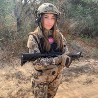 Belakangan wanita cantik ini sering membagikan videonya saat berseragam dengan lagu atau efek yang sedang tren di TikTok selagi mengungkapkan kebanggaannya tergabung dalam IDF selama tiga tahun. Karena itu, ia dituding melakukannya untuk propaganda untuk menyamarkan fakta bahwa tentaranya sudah menyerang orang tidak bersalah. Foto: Instagram @callsignwaifu