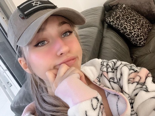 Kamu tidak terlihat bertampang kriminal karena kamu cantik, Berapa banyak kamu dibayar untuk mengunggah ini? Aku sangat seksi aku tidak mungkin terlibat kejahatan perang, tulis para netizen. Foto: Instagram @callsignwaifu