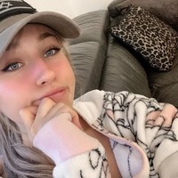 Kamu tidak terlihat bertampang kriminal karena kamu cantik, Berapa banyak kamu dibayar untuk mengunggah ini? Aku sangat seksi aku tidak mungkin terlibat kejahatan perang, tulis para netizen. Foto: Instagram @callsignwaifu