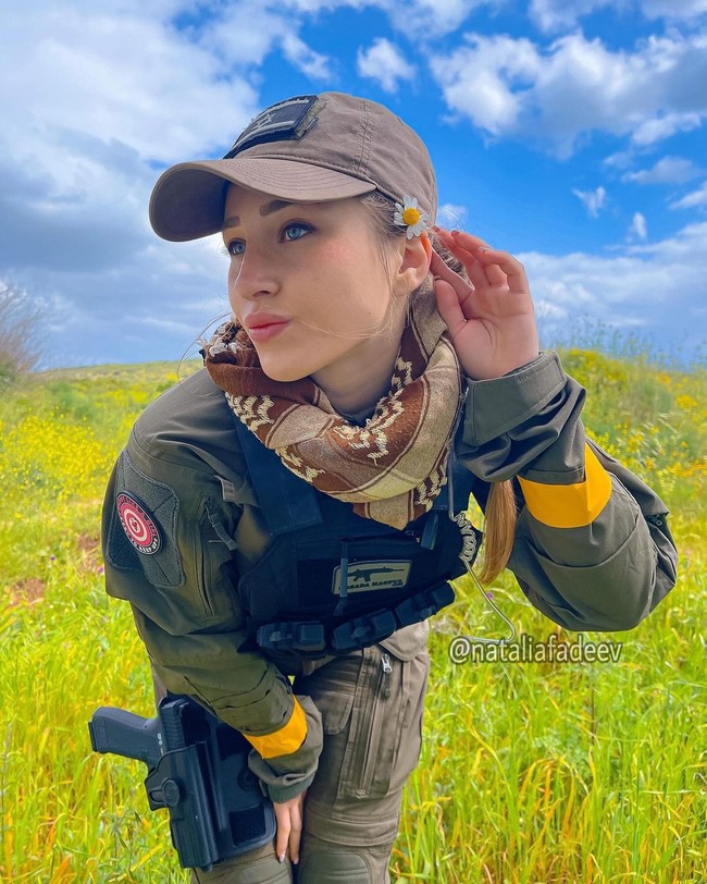 Natalia Fadeev adalah wanita yang tergabung dalam IDF atau Israel Defense Forces (Pasukan Pertahanan Israel). Ia cukup aktif di media sosial seperti Instagram dan TikTok. Belakangan video TikTok Natalia menimbulkan perdebatan karena dianggap sebagai bentuk propaganda. Foto: Instagram @callsignwaifu