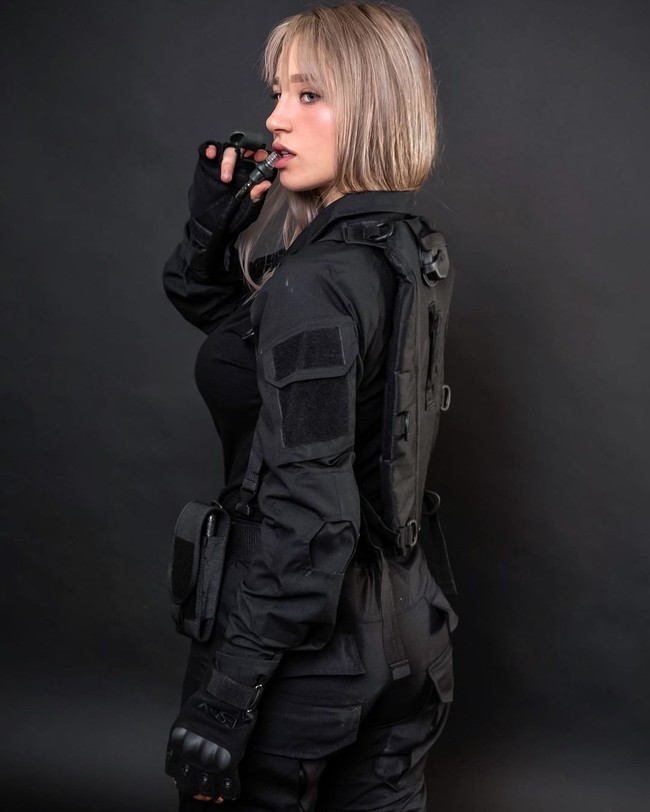 Selain tergabung dalam IDF, ia juga merupakan pemain Airsoft. Dalam berbagai postingan ia juga sering menampilkan dirinya dengan peralatan permainan itu. Foto: Instagram @callsignwaifu