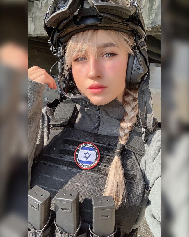 Israel dikenal punya tentara-tentara wanita yang cantik dan seksi. Mereka sering dipromosikan di media sosial yang belakangan jadi atensi setelah perang kembali memanas antara Israel dan Palestina. Salah satu tentara yang mendapat perhatian sekaligus kritikan adalah Natalia Fadeev. Foto: Instagram @callsignwaifu