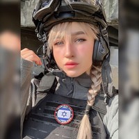 Israel dikenal punya tentara-tentara wanita yang cantik dan seksi. Mereka sering dipromosikan di media sosial yang belakangan jadi atensi setelah perang kembali memanas antara Israel dan Palestina. Salah satu tentara yang mendapat perhatian sekaligus kritikan adalah Natalia Fadeev. Foto: Instagram @callsignwaifu