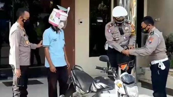 Pemotor Helm Rice Cooker Akhirnya Dilepas Setelah Dapat Hadiah dari Polisi