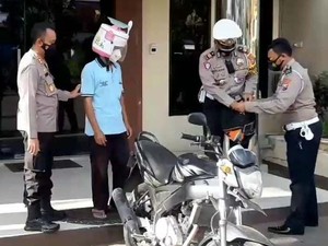 Pemotor Berhelm Rice Cooker Dilepas Polisi Usai Dapat Helm SNI